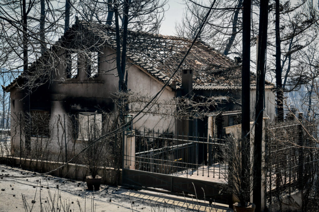 Φωτιά στην Αττική: Περιπολίες στα καμένα – Εικόνες βιβλικής καταστροφής