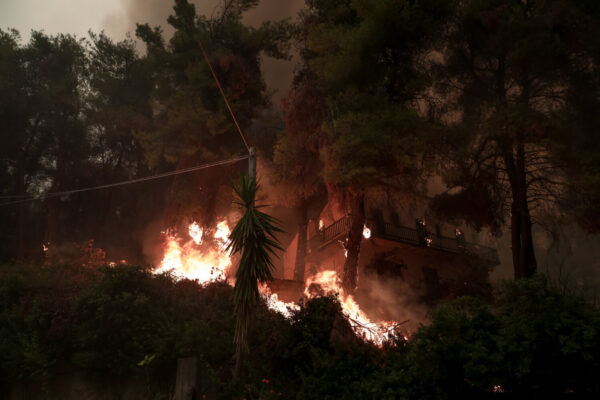 Απίστευτο: Του ζήτησαν «πολιτικό μέσο» για να του στείλουν πυροσβεστικό [βίντεο]