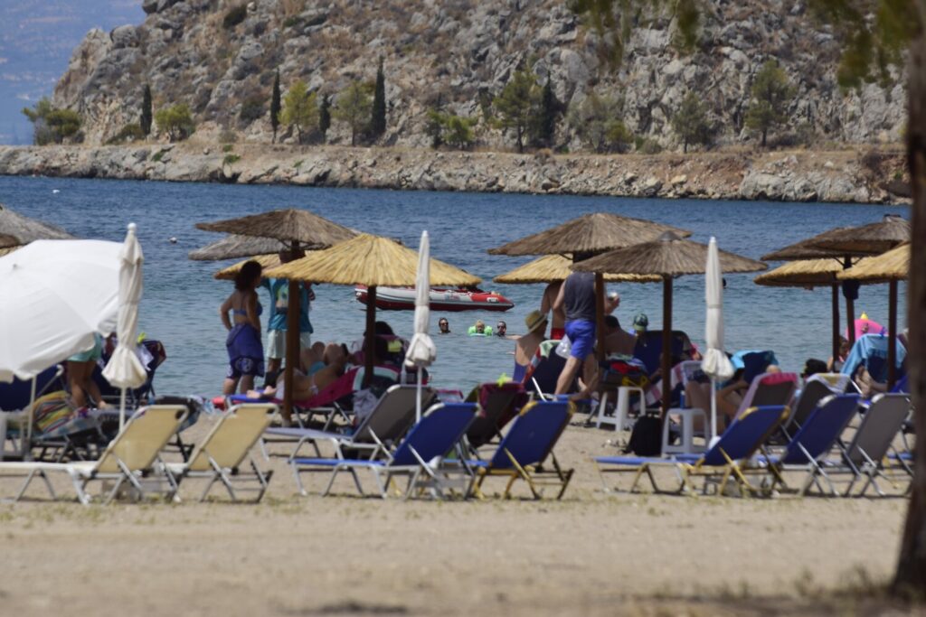 Δήμαρχος Βάρης – Βούλας – Βουλιαγμένης: 1.000 ευρώ πρόστιμο σε όσους παίζουν ρακέτες στην παραλία (video)