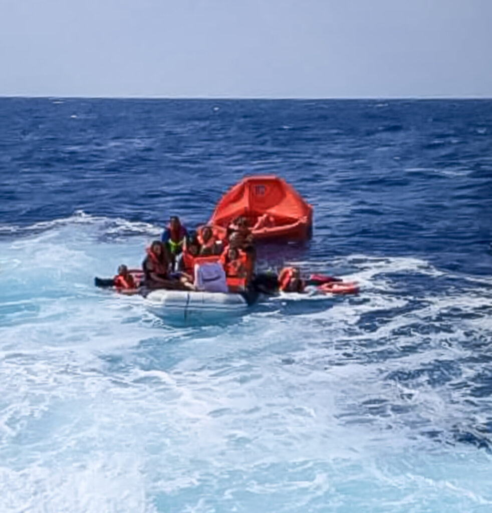 Μήλος: Βίντεο και φωτογραφίες από τη δραματική  διάσωση των 18 επιβαινόντων του σκάφους που βυθίστηκε