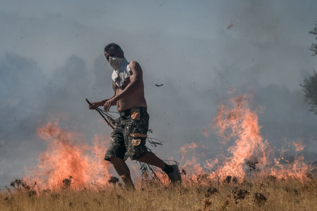 Φωτιά στην Κερατέα: Σε ύφεση το πύρινο μέτωπο – Aντιμετωπίζονται διάσπαρτες εστίες