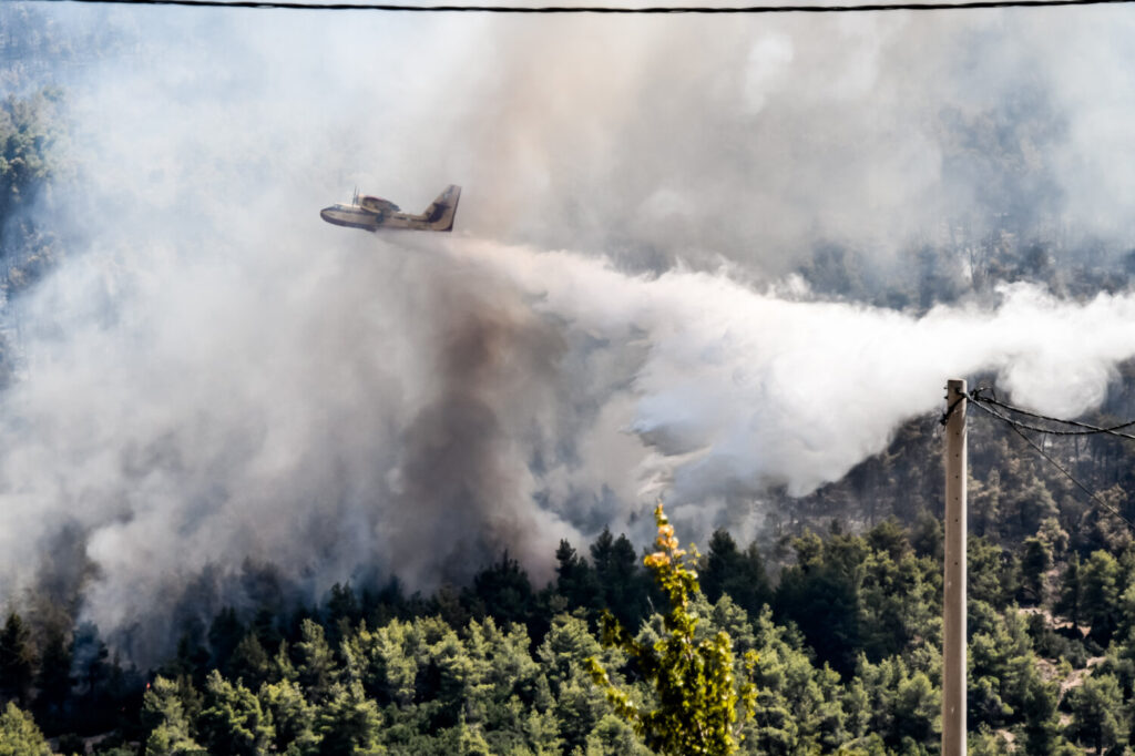 Βίλια: Για άλλη μια μέρα στις φλόγες το όρος Πατέρα – Κινδύνευσαν πυροσβέστες