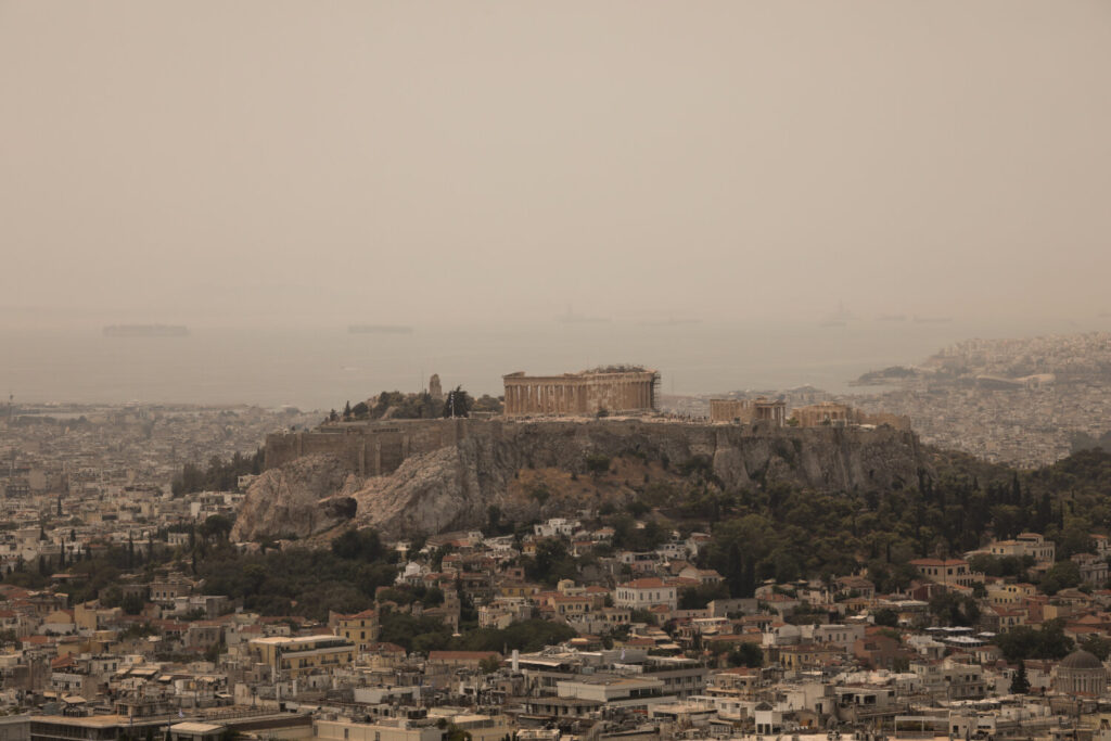 Φωτιά στα Βίλια: Τεράστιο σύννεφο καπνού καλύπτει  την Αττική – Φωτογραφίες