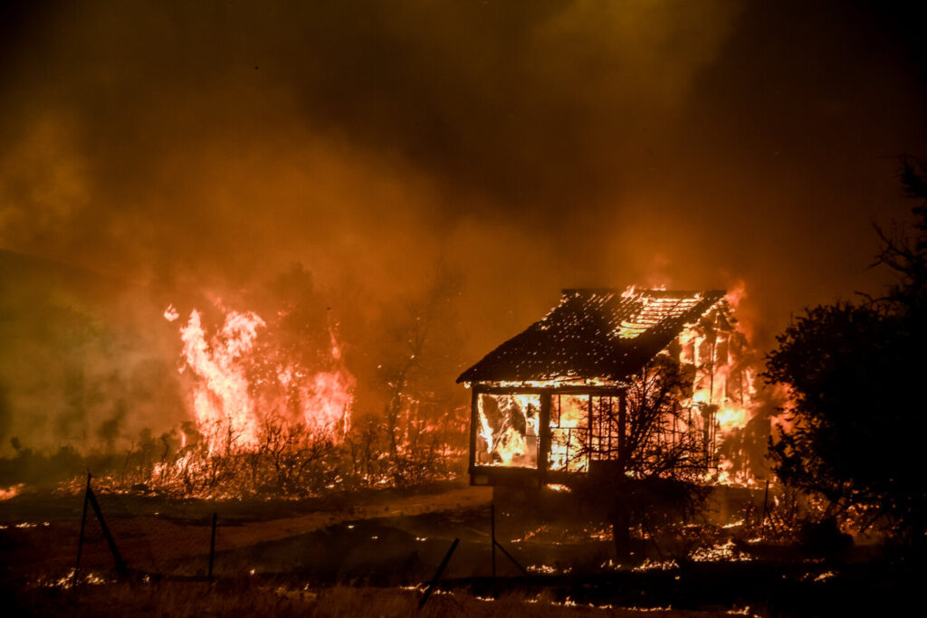 Βίντεο από τη φωτιά στα Βίλια: Πυροσβεστικό όχημα περνάει μέσα από τις φλόγες