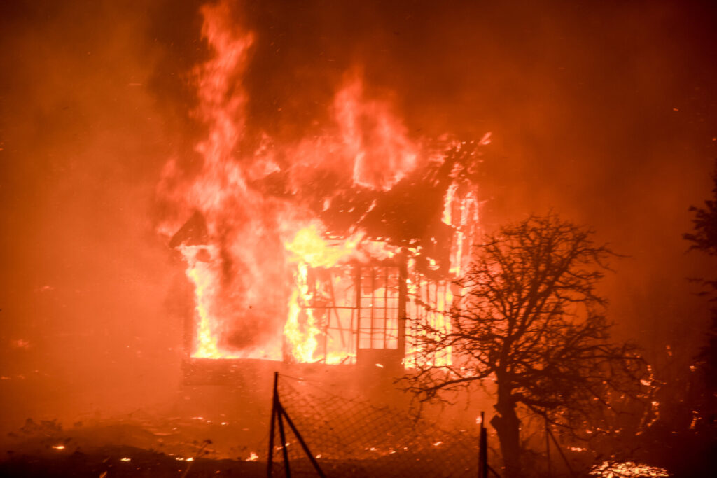 Κόλαση φωτιάς στα Βίλια: Κάηκαν σπίτια εκτός οικισμού – Σε ετοιμότητα οι κάτοικοι για να εκκενώσουν