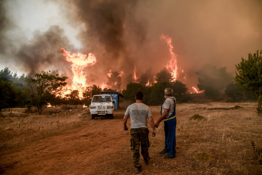 Συνεχείς αναζωπυρώσεις της φωτιάς στα Βίλια – Ακούστηκαν εκρήξεις μέσα στη νύχτα
