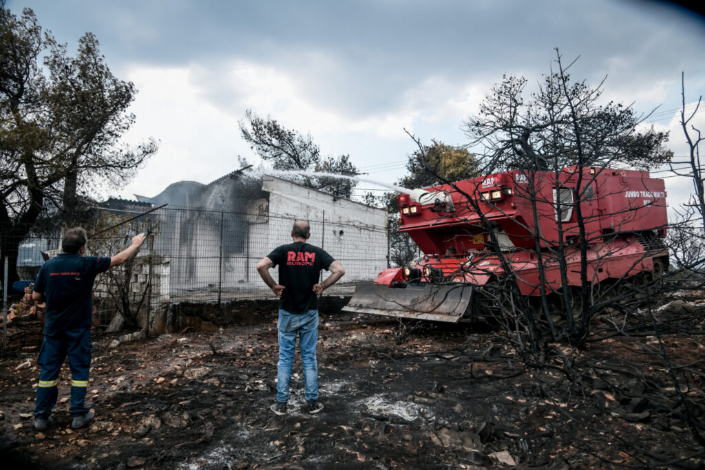 Φωτιά στα Βίλια: Καλύτερη η εικόνα -Στόχος να μην επεκταθεί στον κάμπο των Μεγάρων