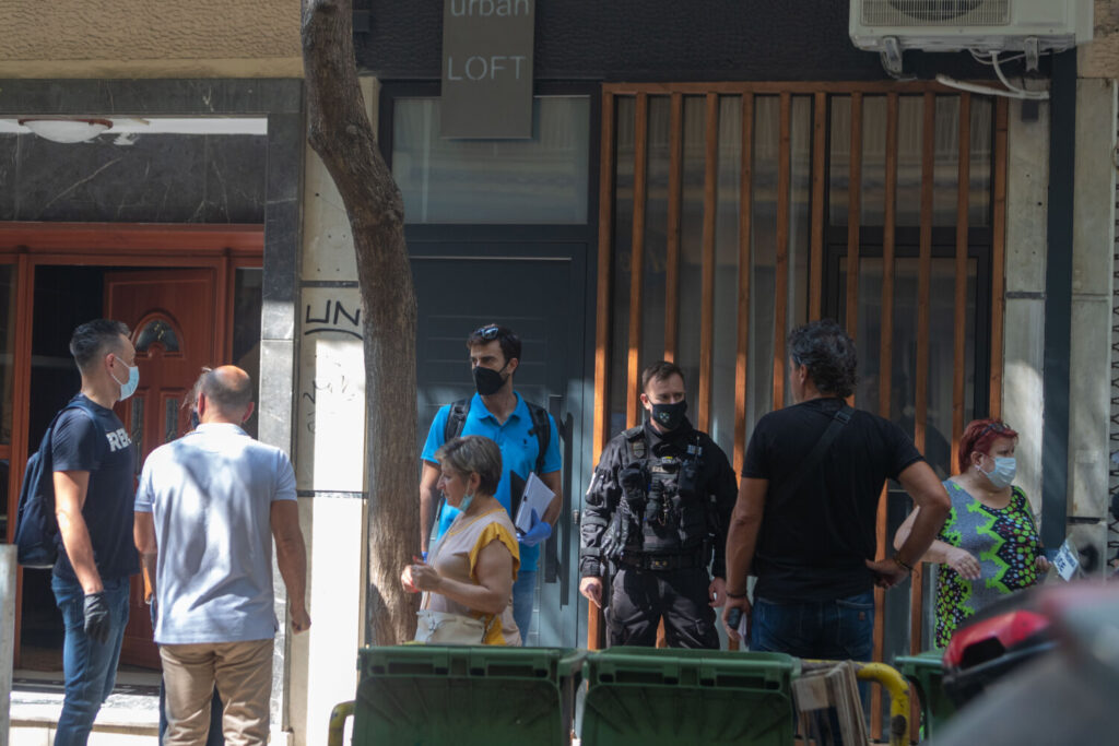 Άγριo έγκλημα στη Θεσσαλονίκη: Έσφαξε τη σύντροφό του μέσα στο σπίτι της (εικόνες από τον τόπο του εγκλήματος)