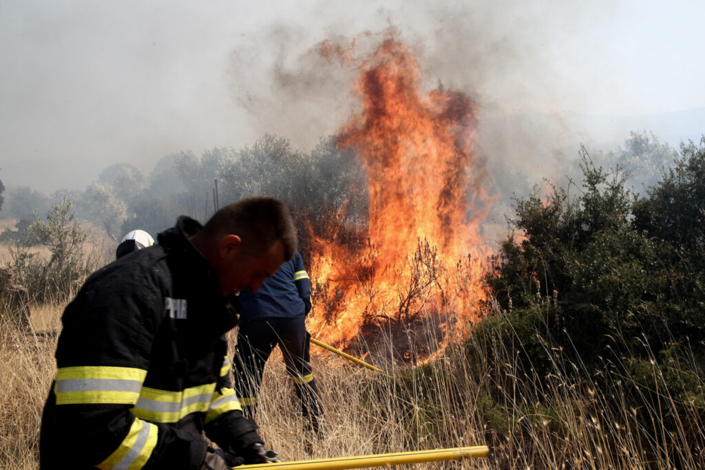 Φωτιά στα Βίλια: Σε ύφεση το πύρινο μέτωπο