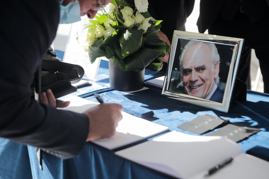 Συγγενείς και φίλοι αποχαιρέτησαν τον Άκη Τσοχατζόπουλο – Θάφτηκε με τη σημαία του ΠΑΣΟΚ [φωτογραφίες]
