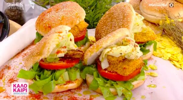 Συνταγή για μπέργκερ με κοτόπουλο πανέ και γλυκιά μουστάρδα [βίντεο]