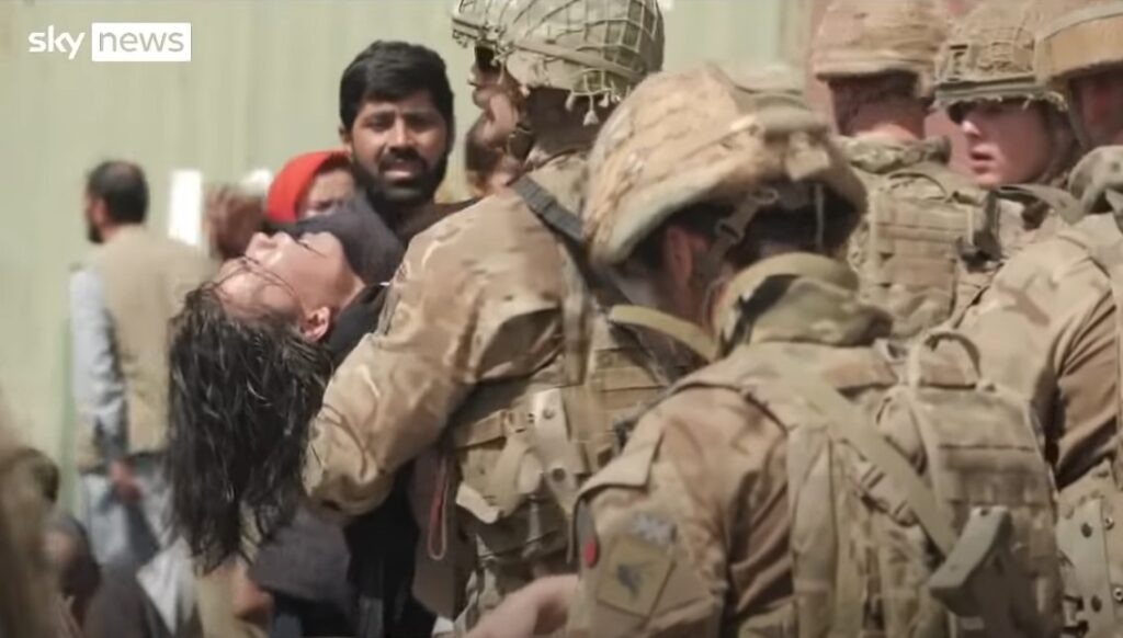 Εικόνες φρίκης: Σκοτωμός  έξω από το αεροδρόμιο της Καμπούλ – Στρατιώτες βοηθούν τους ποδοπατημένους Αφγανούς (video)