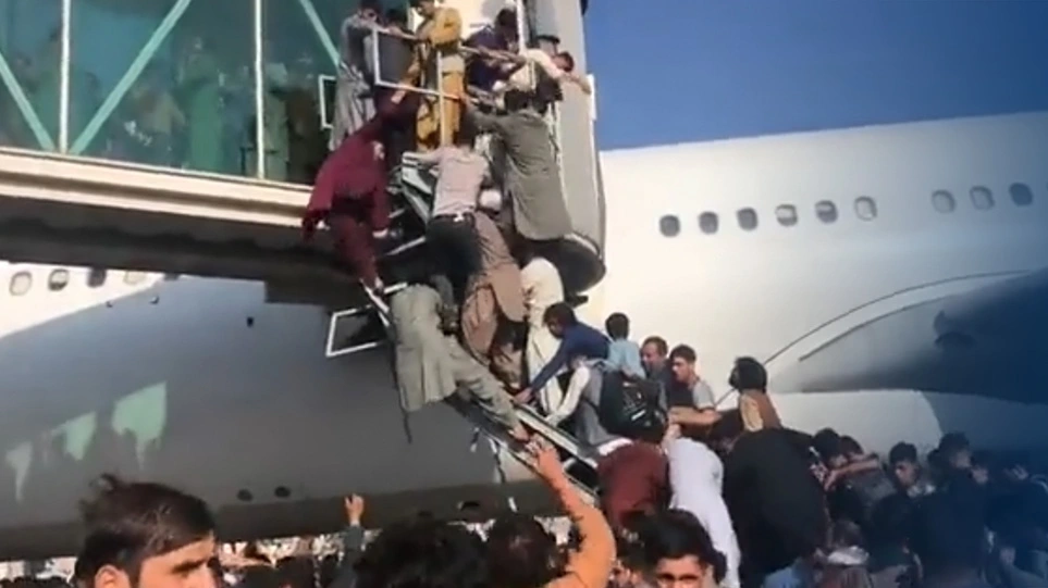 Αφγανιστάν: Χάος στο αεροδρόμιο της Καμπούλ – Ο Μπάιντεν στέλνει 18 εμπορικά αεροσκάφη (βίντεο)