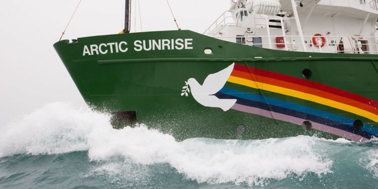 Το πλοίο της Greenpeace αναζητά φάλαινες στη νότια Κρήτη