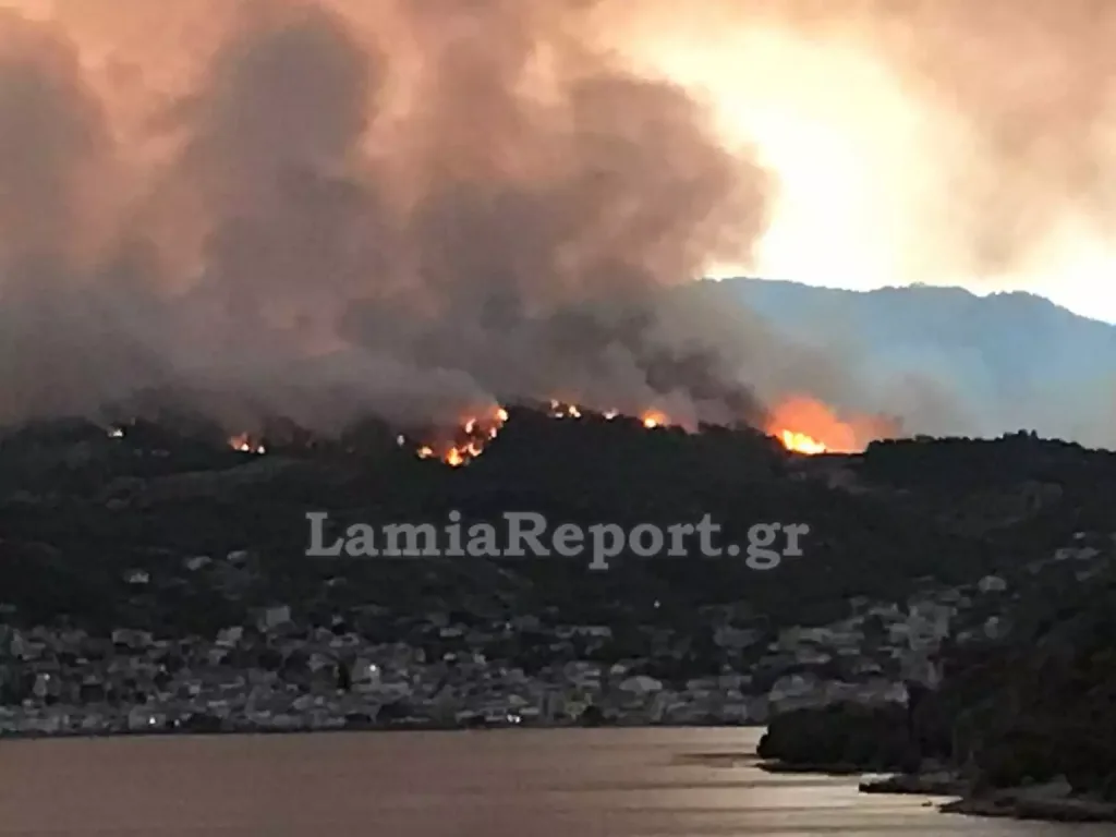 Ξεκινήσαν οι ρίψεις στην Εύβοια – Πάνω από 15.000 στρέμματα και 150 σπίτια έγιναν στάχτη [Βίντεο]