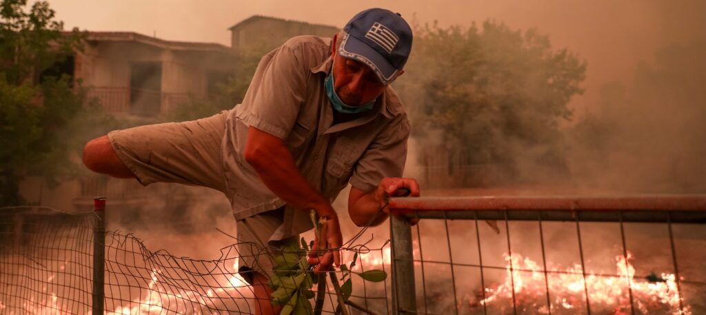 Εύβοια: Σε διαρκή συναγερμό πυροσβέστες, κάτοικοι & εθελοντές για τις αναζωπυρώσεις [βίντεο]
