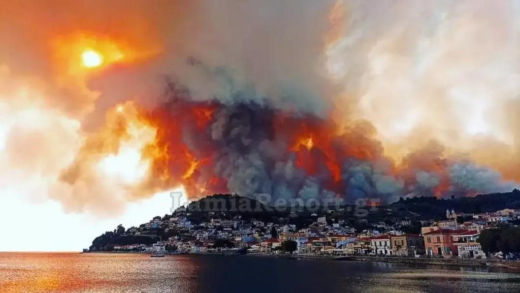 Ανεξέλεγκτη η φωτιά στην Εύβοια – Καίγονται σπίτια