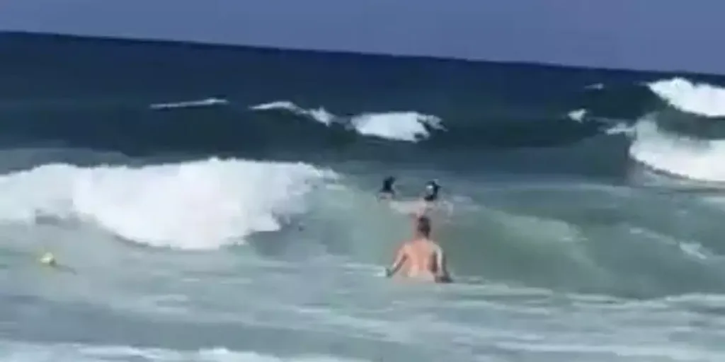 Κρήτη: Συγκλονιστικό βίντεο με ναυαγοσώστη που σώζει από τα κύματα 10χρονο κοριτσάκι