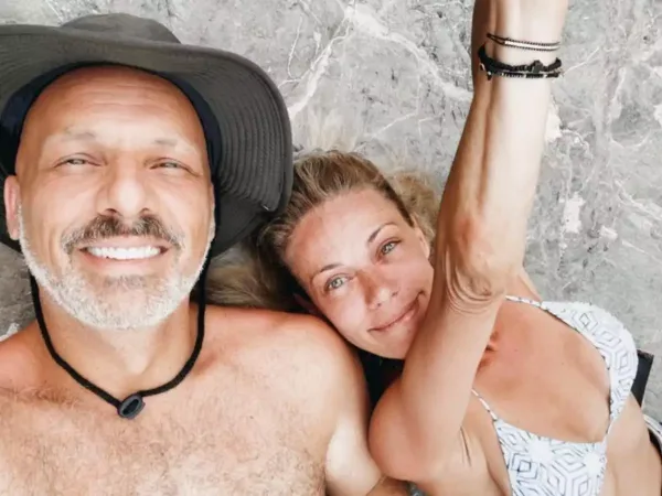 Νίκος Μουτσινάς – Ζέτα Μακρυπούλια: Βόλτα με το σκάφος πριν από την επιστροφή τους στην τηλεόραση