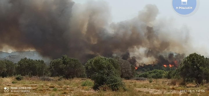 Ολονύχτια μάχη με τις φλόγες στη Ρόδο – Εκκενώθηκαν  οικισμοί – Μπλακ άουτ στο νησί (video)