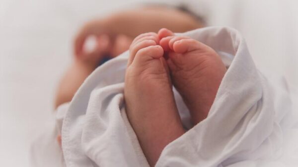 Βέροια: Μητέρα κατηγορείται ότι χτύπησε μέχρι θανάτου  το 6 μηνών μωρό της – «Είχε μανία, το τράβηξα με το ζότι από τα χέρια της», λέει γείτονας (video)