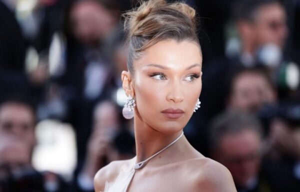 Μπέλα Χαντίντ: Ποζάρει στο γρασίδι και σαρώνει τα likes (εικόνες)