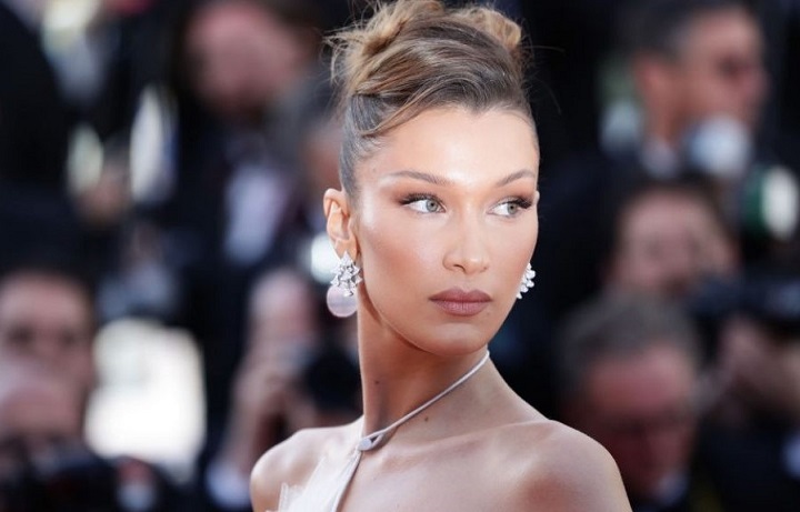 Μπέλα Χαντίντ: Ποζάρει στο γρασίδι και σαρώνει τα likes (εικόνες)