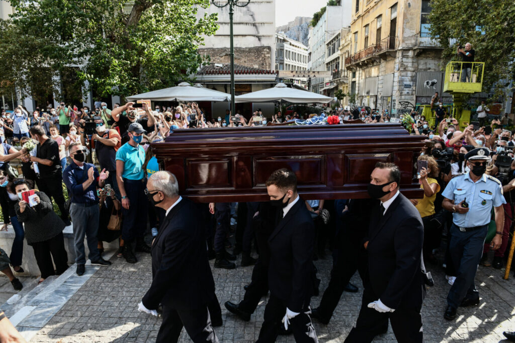 Μητρόπολη Αθηνών: Πλήθος κόσμου λέει το τελευταίο αντίο στον Μίκη Θεοδωράκη (εικόνες)