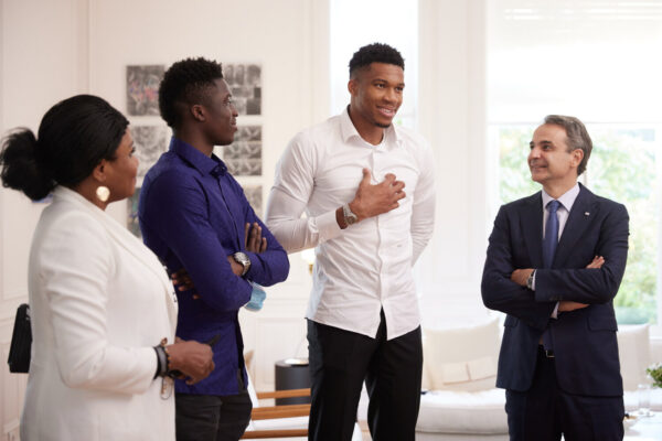 Πολιτογραφήθηκαν Έλληνες πολίτες η Βερόνικα και ο Άλεξ Αντετοκούνμπο (εικόνες)