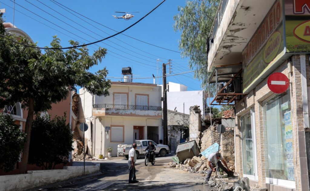 Σείεται η γη στην Κρήτη: Κατέρρευσαν σπίτια από τα σημερινά 5,3 Ρίχτερ – Πάνω από 40 οι μετασεισμοί