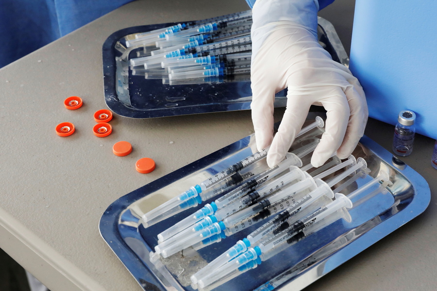 Κορωνοϊός: Αύξηση σε κρούσματα και νοσηλείες – Το εμβόλιο επιστρέφει και καλύπτει όλα τα στελέχη
