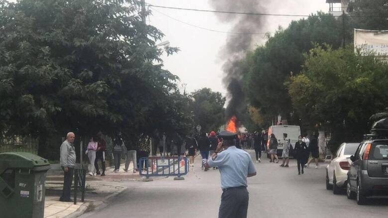 Νέα ένταση: Φωτιές και κροτίδες σε ΕΠΑΛ στον Εύοσμο