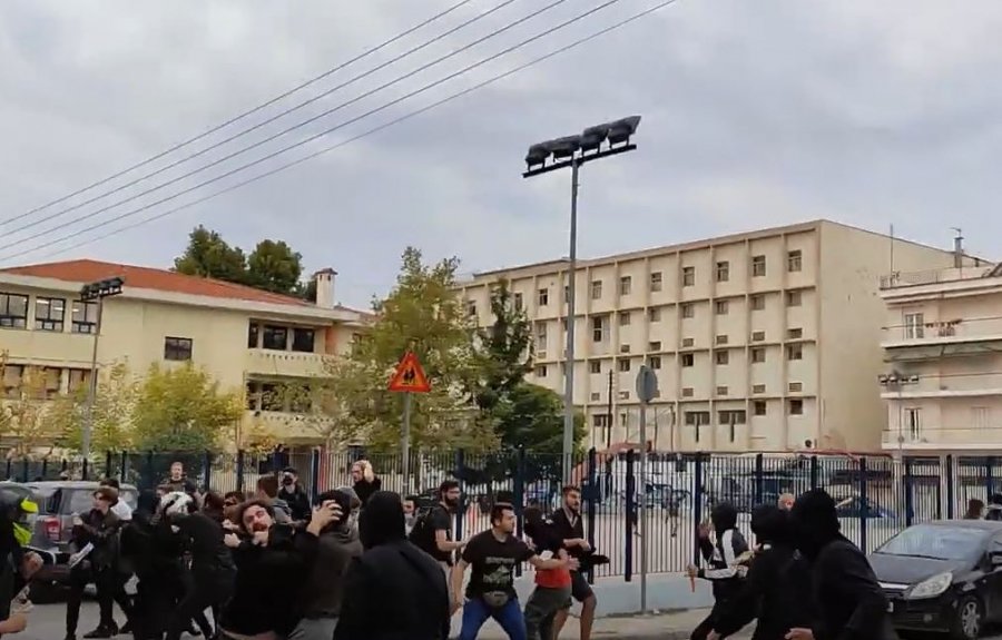 Άγρια επεισόδια έξω από σχολείο στη Θεσσαλονίκη: Ξύλο με καδρόνια (βίντεο)