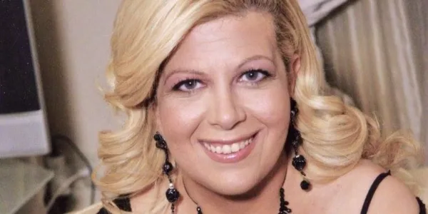 Παντρεύτηκε  σε στενό  κύκλο η Κλέλια Χατζηιωάννου – Η φωτό με τον γαμπρό