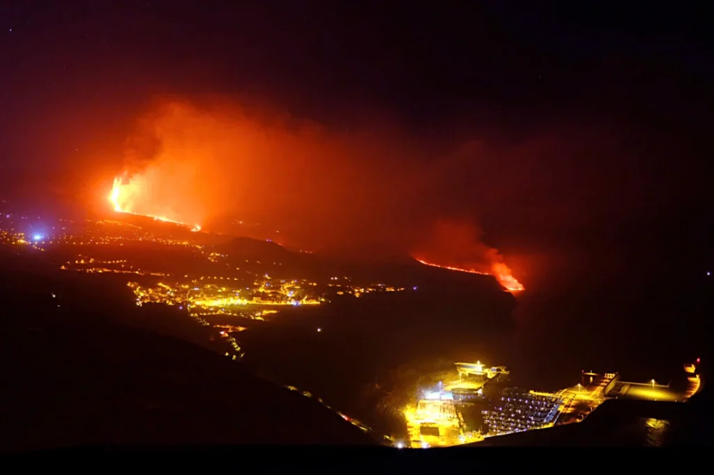 Iσπανία – Λα Πάλμα: Η λάβα του ηφαιστείου έφθασε στον ωκεανό
