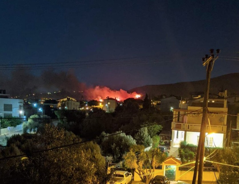 Φωτιά στη Νέα Μάκρη: Απειλούνται σπίτια και η Μονή του Αγίου Εφραίμ – Εκκένωση οικισμών
