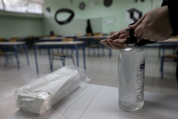 Ηλεία: Πατέρας αρνητής απείλησε ότι θα σκοτώσει τη διευθύντρια του σχολείου