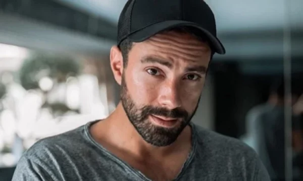 Σάκης Τανιμανίδης: Tόλμησε το πρώτο του μπάνιο στη θάλασσα παρά τα παγωμένα νερά και μας εύχεται καλό Πάσχα (video)