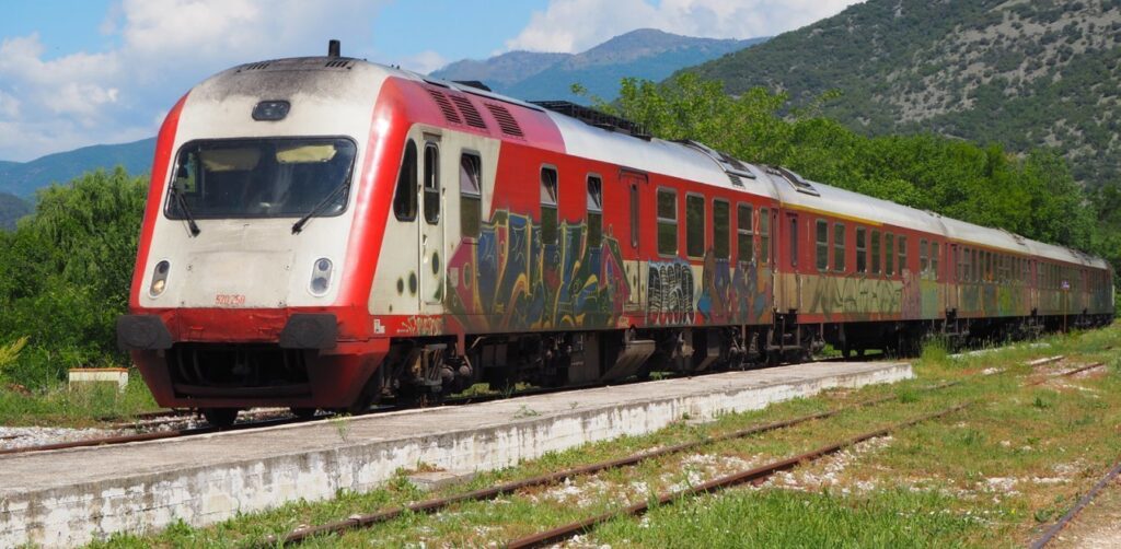 Θεσσαλονίκη: Τρένο συγκρούστηκε με φορτηγό – Αποκλεισμένο το σημείο του σοβαρού ατυχήματος