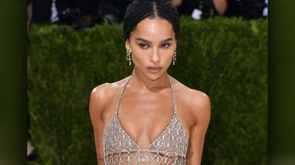 Ζόι Κράβιτζ: Έβαλε στη θέση τους όσους την κατηγόρησαν για την «γυμνή» εμφάνισή της στο Met Gala