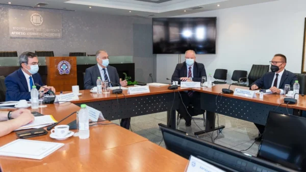 Συναγερμός για «άδειασμα» λογαριασμών – Τι αποφάσισαν Θεοδωρικάκος-Στουρνάρας