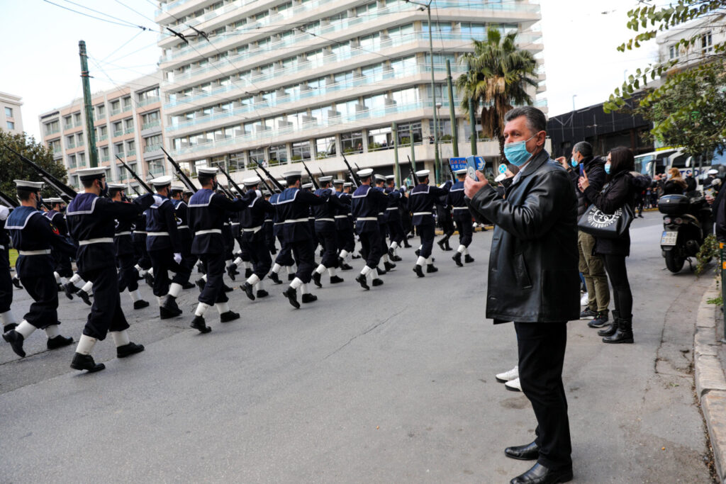 Παναγιωτόπουλος: Σχεδόν αυτοκτονικό να γίνουν μεγάλες παρελάσεις με κόσμο