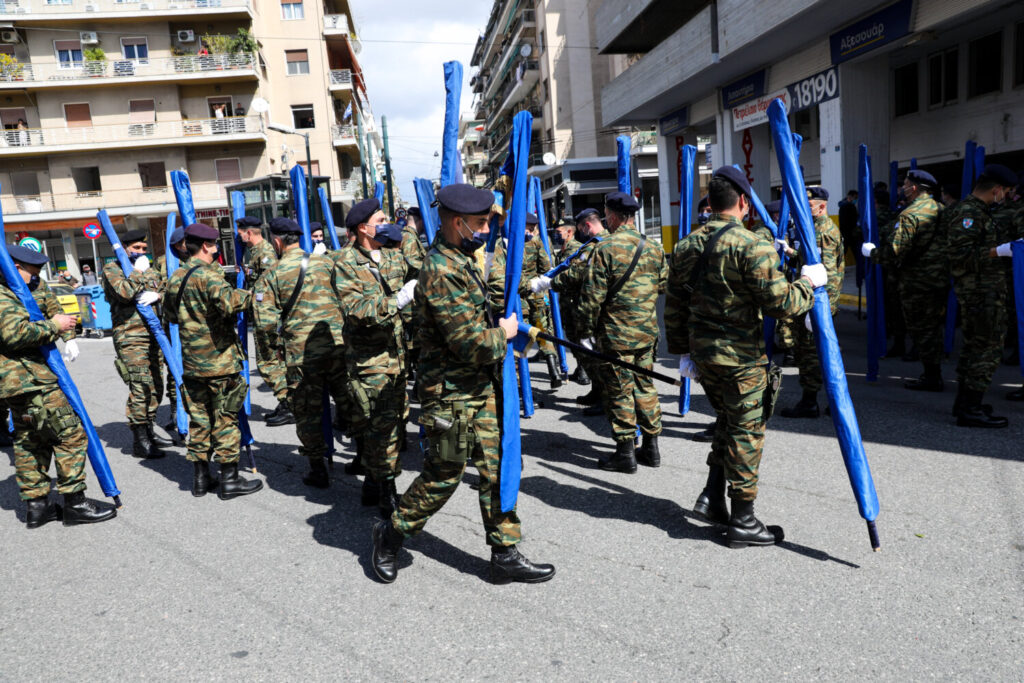 Ανατροπή: Μόνο στρατιωτική παρέλαση και αυστηρά έως 60 λεπτά [βίντεο]