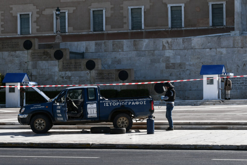 Συναγερμός έξω από τη Βουλή: Άνδρας με αγροτικό απειλούσε να ανατιναχθεί [εικόνες – βίντεο]