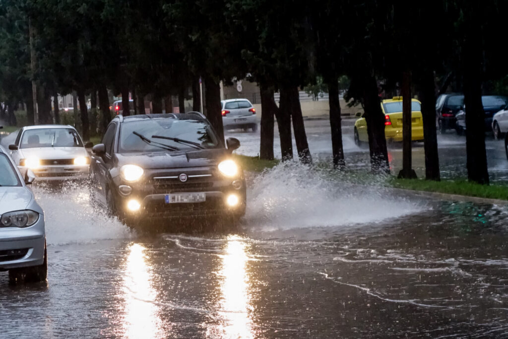 Προβλήματα στην Αττική από την έντονη βροχόπτωση – Έκλεισαν δρόμοι