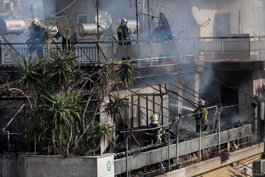 Συγκλονιστικό ντοκουμέντο από τη φωτιά σε πολυκατοικία στον Κολωνό [βίντεο]