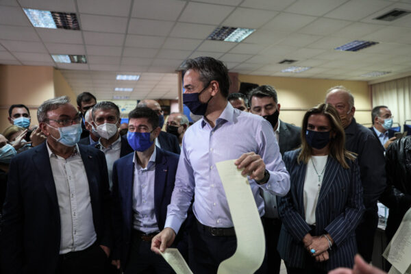 Στο Γαλάτσι για τις εσωκομματικές εκλογές ο Μητσοτάκης: Η ΝΔ είναι κόμμα που εξελίσσεται