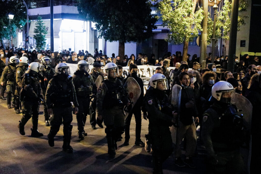 Επεισόδια σε πορεία αντιεξουσιαστών στο κέντρο της Αθήνας για τον νεκρό στο Πέραμα