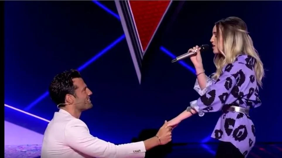 The Voice: Ο  Αργυρός γονάτισε για  την Ζωή και ο Μουζουράκης τον κόντραρε (Video)