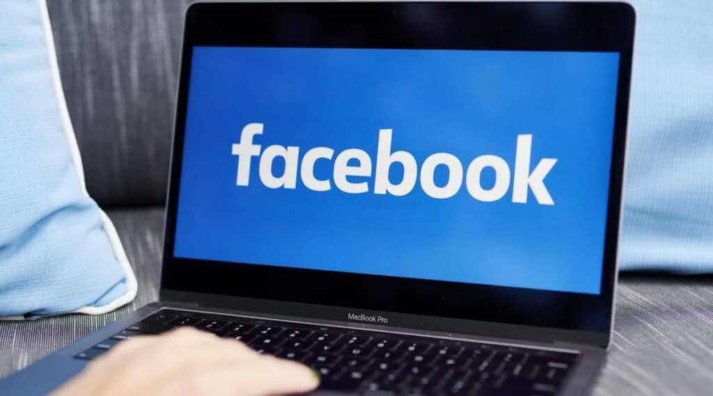 Επανήλθε μετά από ώρες το Facebook – Τα αίτια του blackout [βίντεο]